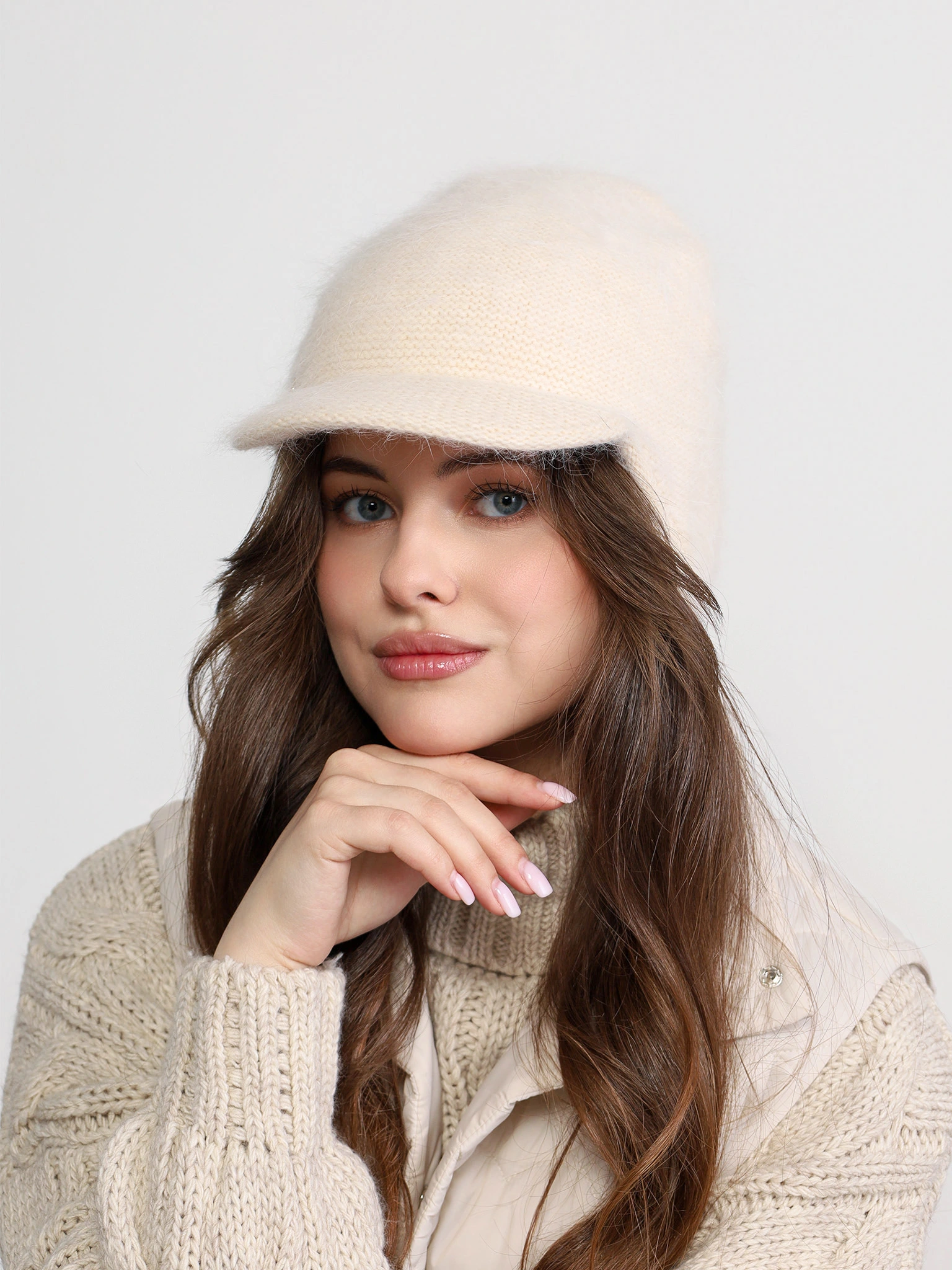 Шапка-ушанка из ангоры и нейлона с козырьком в ассортименте